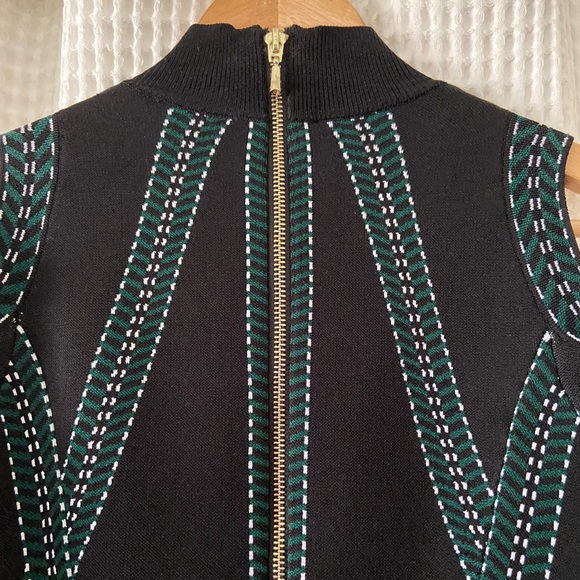 ✨ Guess A-Line, shoulder cut out dress - Picture 4 of 4